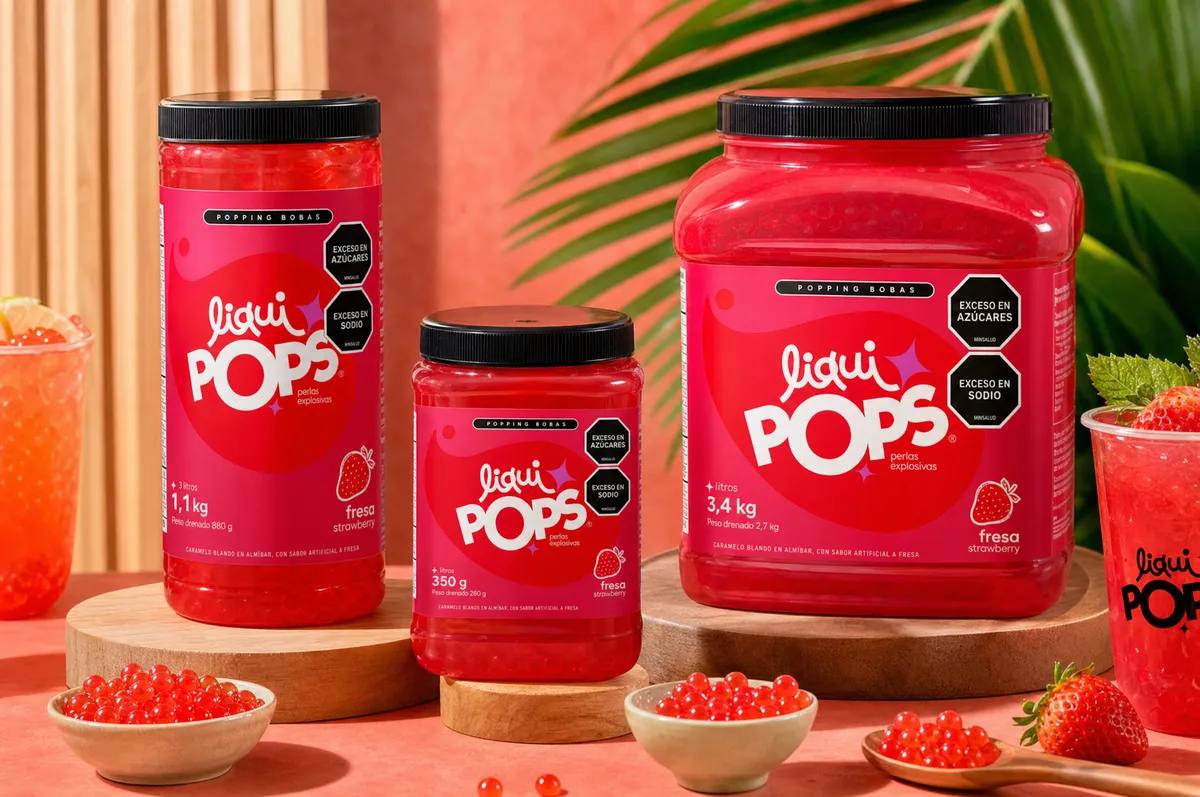 Tarros de perlas explosivas LiquiPops sabor fresa con bowls de perlas rojas y bebidas servidas alrededor