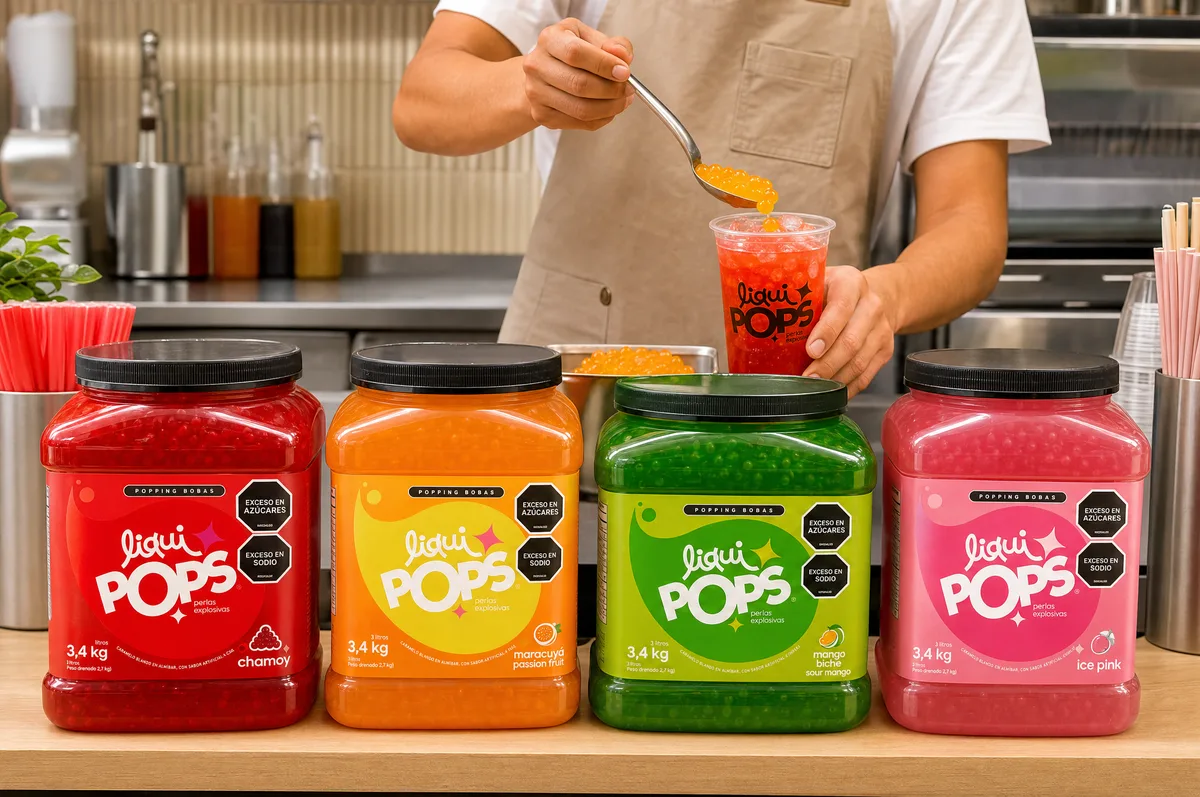 Cuatro bidones de perlas explosivas LiquiPops chamoy, maracuyá, mango biche e ice pink con barista emplatando