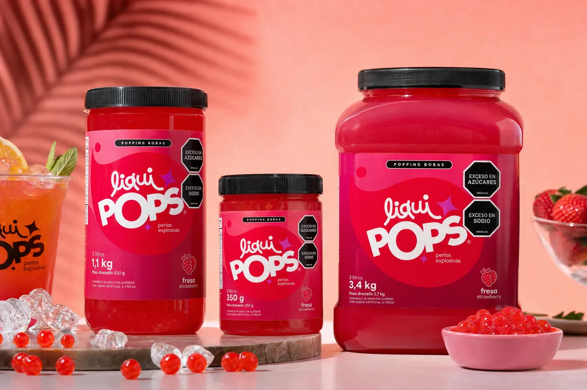 Tres tamaños de perlas explosivas LiquiPops sabor fresa (350 g, 1,1 kg y 3,4 kg) sobre fondo coral con perlas rojas y bebida — presentaciones para cada negocio