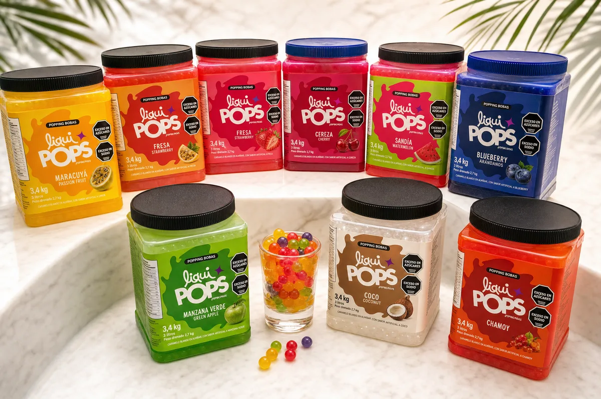 Surtido de tarros de perlas explosivas LiquiPops con un vaso de perlas multicolor servido en el centro