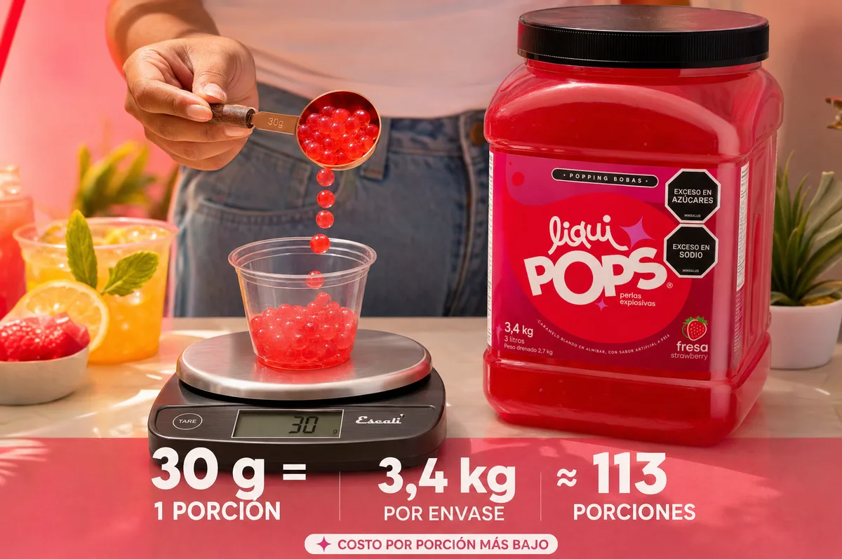 Porción de 30 g de perlas explosivas de fresa LiquiPops servida en báscula junto al frasco de 3,4 kg — rendimiento por envase