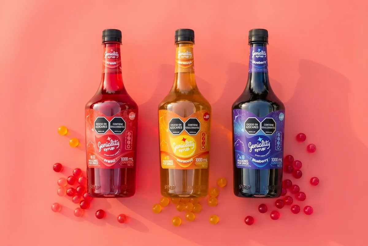 Tres botellas de un litro de sirope Geniality fresa, maracuyá y blueberry con perlas explosivas alrededor — siropes Geniality by LiquiPOPS