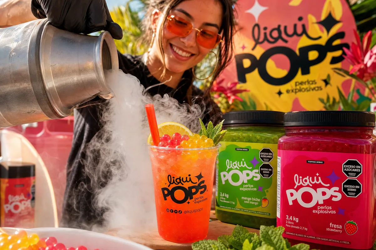 Soda de fresa con perlas explosivas LiquiPops — chica sirviendo en una barra al aire libre junto a los tarros de mango biche y fresa