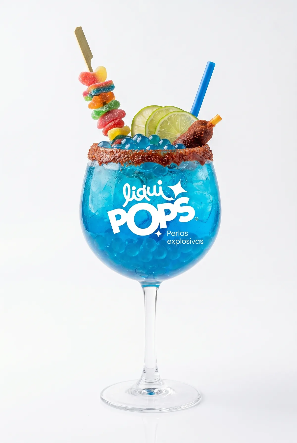 Soda loca azul tipo curazao con perlas explosivas LiquiPops — copa con escarcha de chamoy, limón, pasador de gomitas y tamarindo