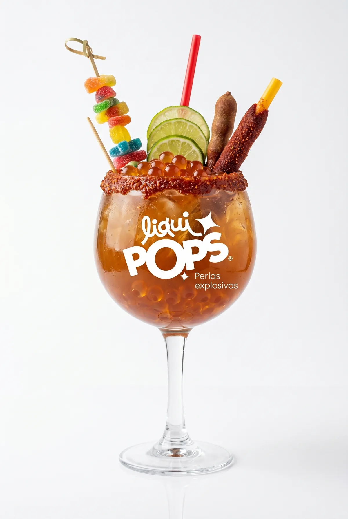 Soda loca de tamarindo con perlas explosivas LiquiPops, escarche de chamoy, limon y gomitas en copa