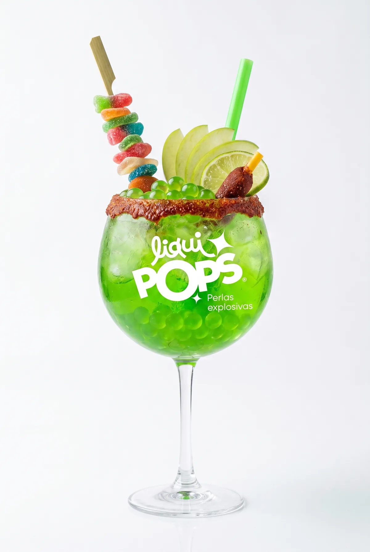 Soda loca verde de manzana y limón con perlas explosivas LiquiPops — copa con escarcha de chamoy, manzana verde y gomitas