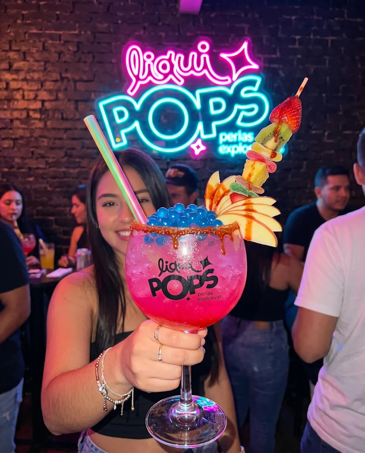 Soda loca verde con perlas explosivas LiquiPops — copa con escarcha de chamoy, manzana verde, limón y pasador de gomitas