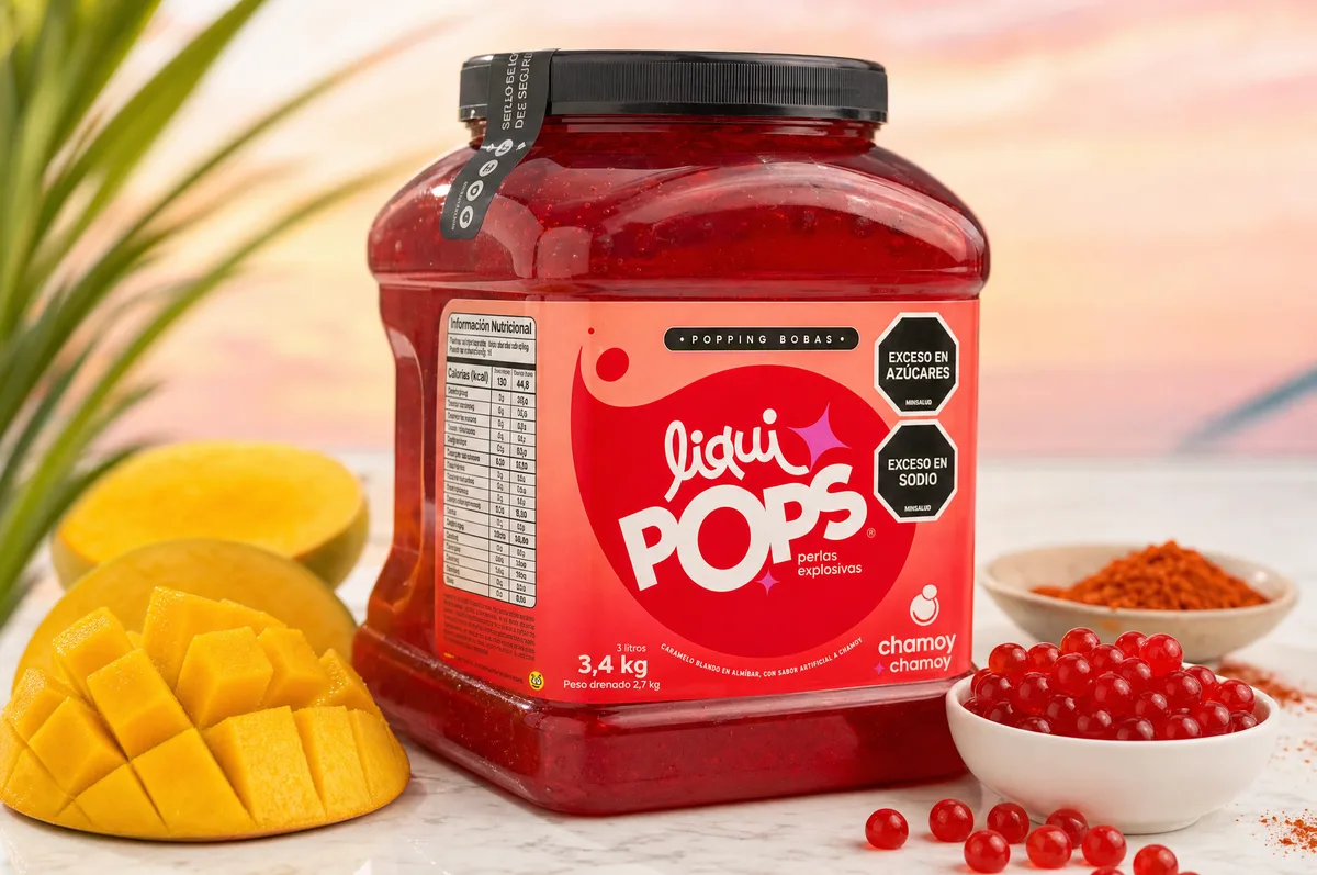 Tarro de perlas explosivas LiquiPops sabor chamoy de 3,4 kg con perlas rojas en tazon, mango y chile en polvo — popping boba para micheladas