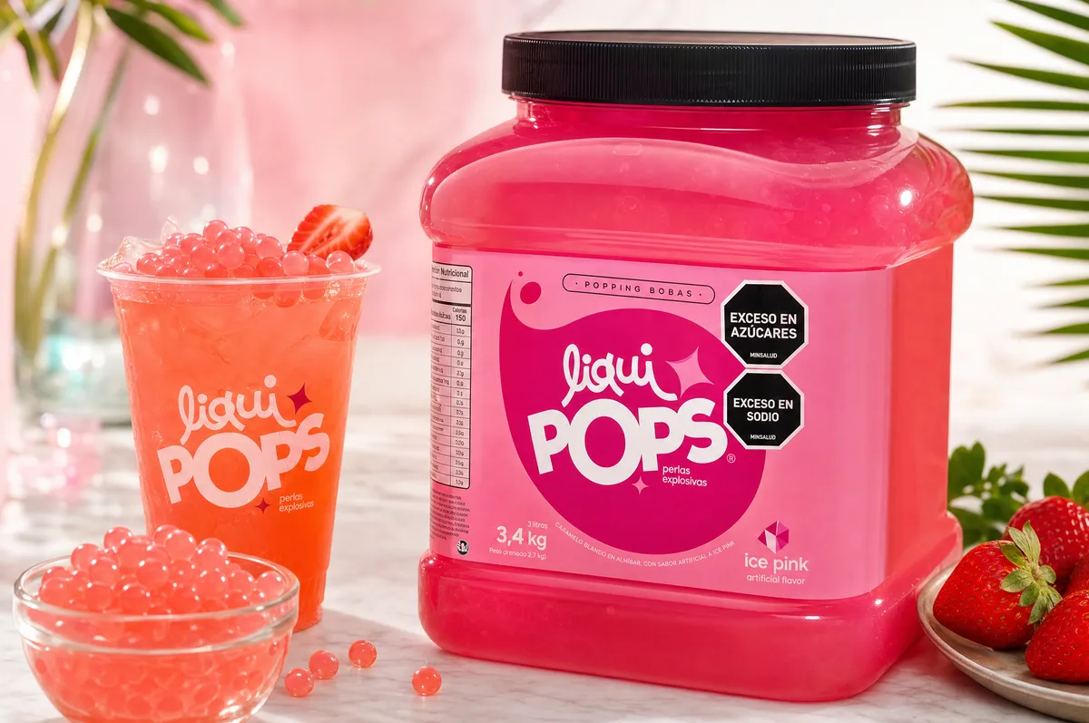 Tarro de perlas explosivas LiquiPops sabor ice pink de 3,4 kg con soda rosada, perlas explosivas LiquiPops en tazon y fresas frescas — color rosado vibrante