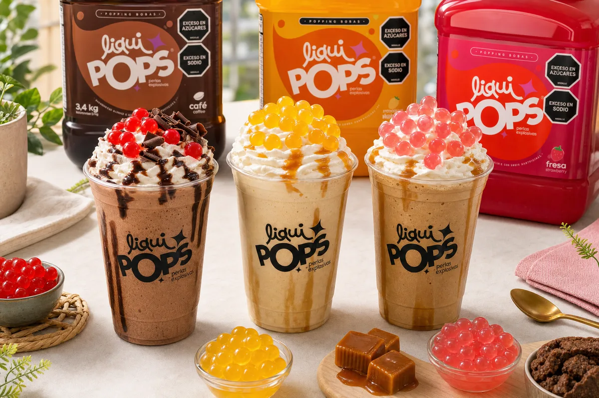 Trío de frappés con crema batida y perlas explosivas LiquiPops junto a los envases de la marca — variedad de sabores