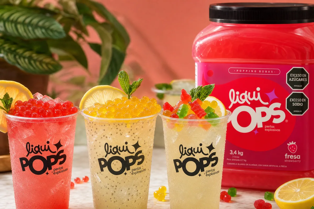 Trio de vasos de limonadas con perlas explosivas LiquiPops sabor fresa y mango junto al pote de popping bobas — bodegon de producto