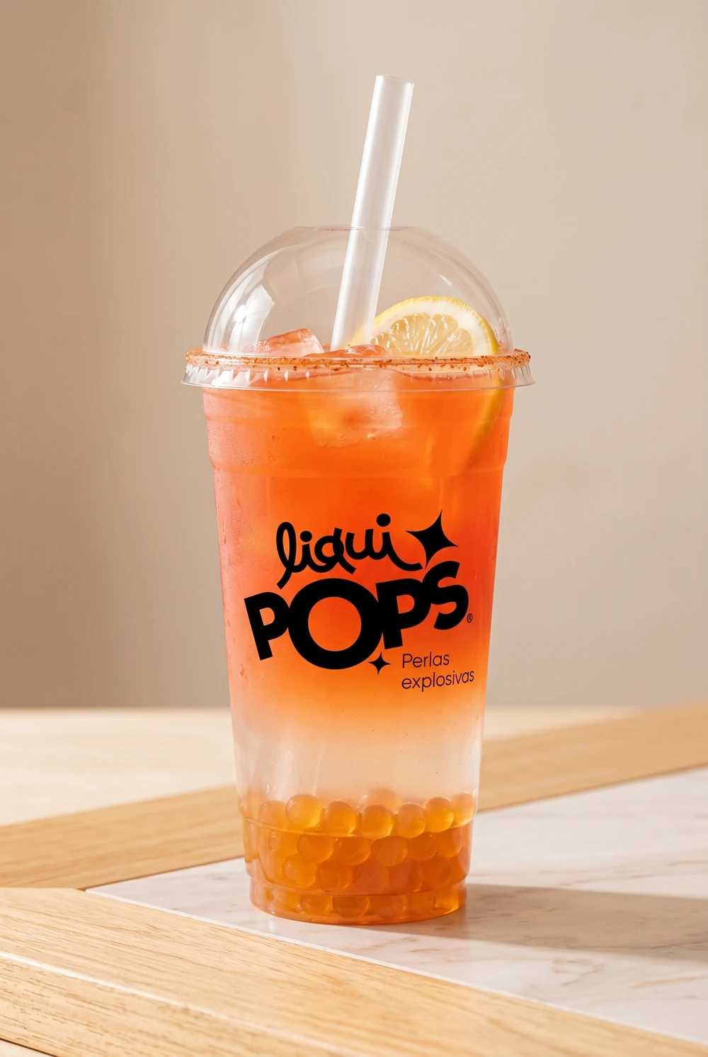 Limonada de chamoy color naranja con perlas explosivas LiquiPops y borde escarchado — vaso con rodaja de limon
