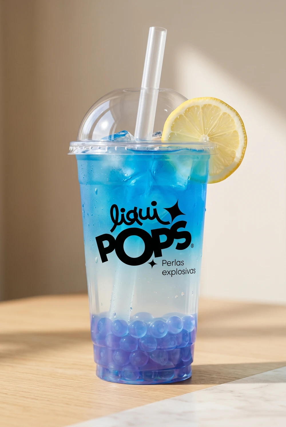 Limonada curazao azul con perlas explosivas LiquiPops y rodaja de limon — bebida refrescante