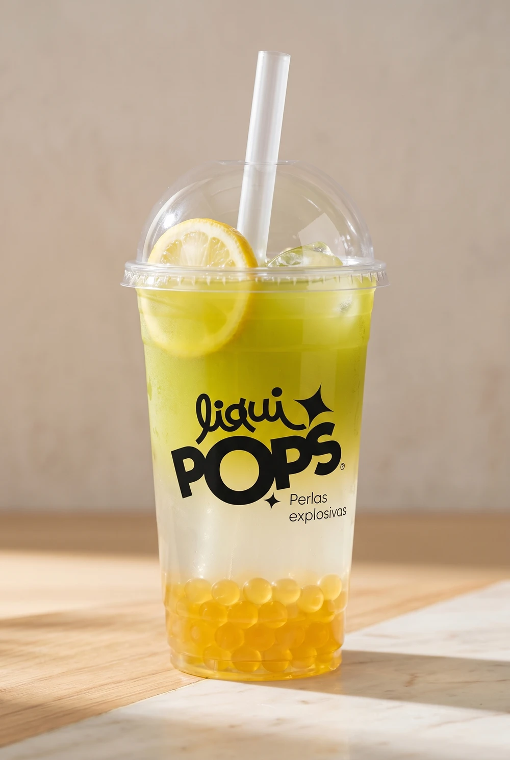 Limonada de mango biche amarilla con perlas explosivas LiquiPops y rodaja de limon