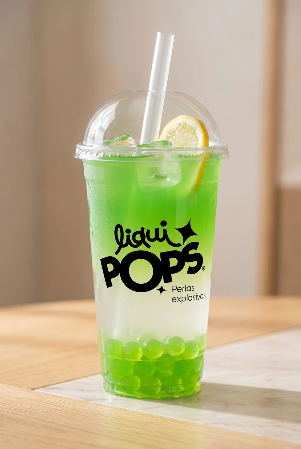 Limonada de manzana verde con perlas explosivas verdes LiquiPops y rodaja de limon