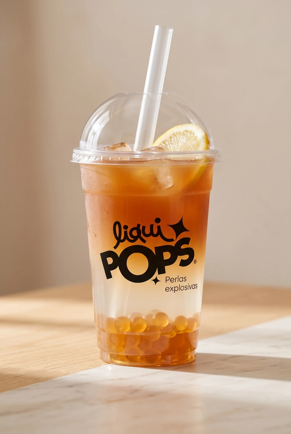 Limonada de tamarindo ambar con perlas explosivas LiquiPops y rodaja de limon
