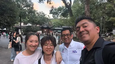 El equipo en los alrededores del Lago del Oeste en Hangzhou