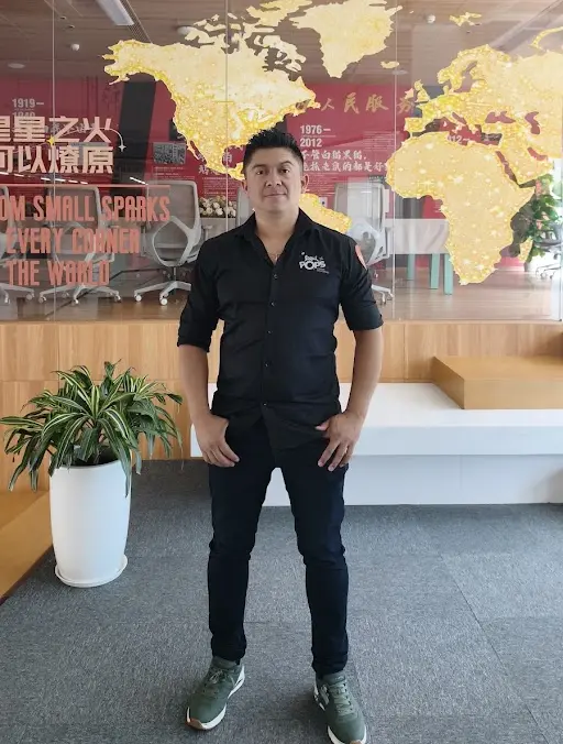 John Edisson Caicedo en Hangzhou frente a un mapa del mundo