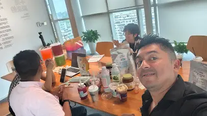 Mesa con jarabes, mermeladas y bebidas durante la degustación en Hangzhou