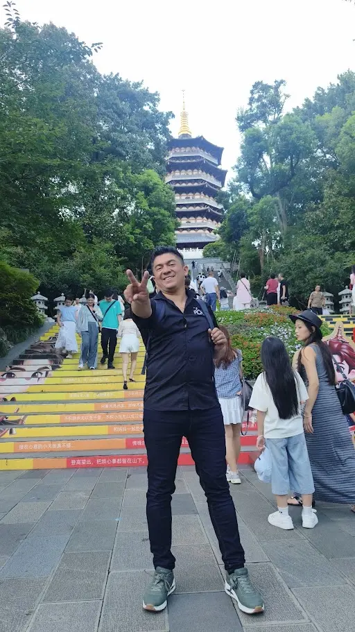 John Edisson Caicedo frente a la pagoda Leifeng en Hangzhou