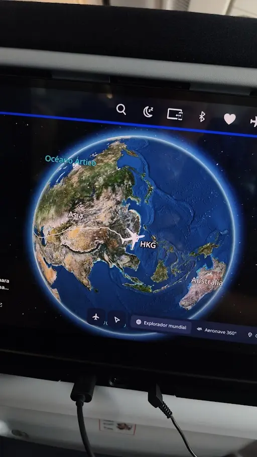 Pantalla del avión con el mapa del vuelo llegando a Hong Kong