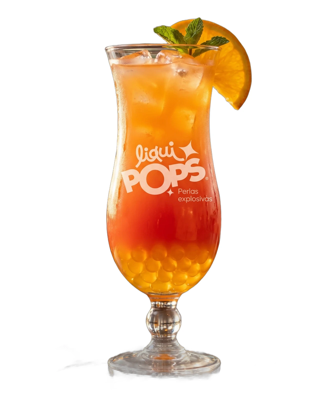 Cóctel tequila sunrise naranja con perlas explosivas LiquiPops — copa hurricane con hielo, menta y rodaja de naranja sobre fondo blanco