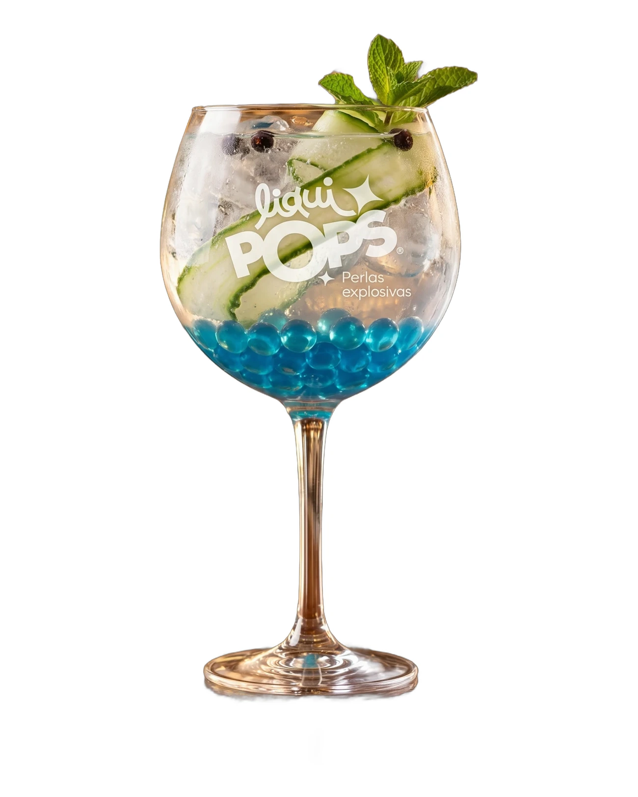 Cóctel gin tonic con pepino, menta y perlas explosivas LiquiPops azules — copa balón sobre fondo blanco