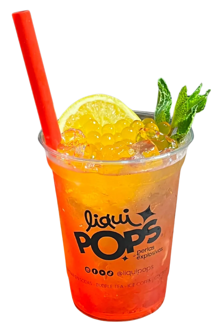 Vaso de bubble tea de leche con perlas explosivas rojas LiquiPops en el fondo — pitillo rojo sobre fondo beige