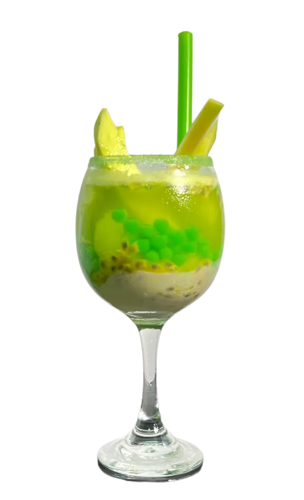 Cóctel de maracuyá en copa con perlas explosivas verdes LiquiPops y pulpa — bebida con popping boba lista para servir