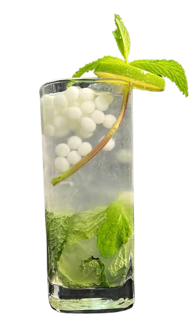 Cóctel mojito con hierbabuena, lima y perlas explosivas LiquiPops blancas — bebida refrescante sin alcohol