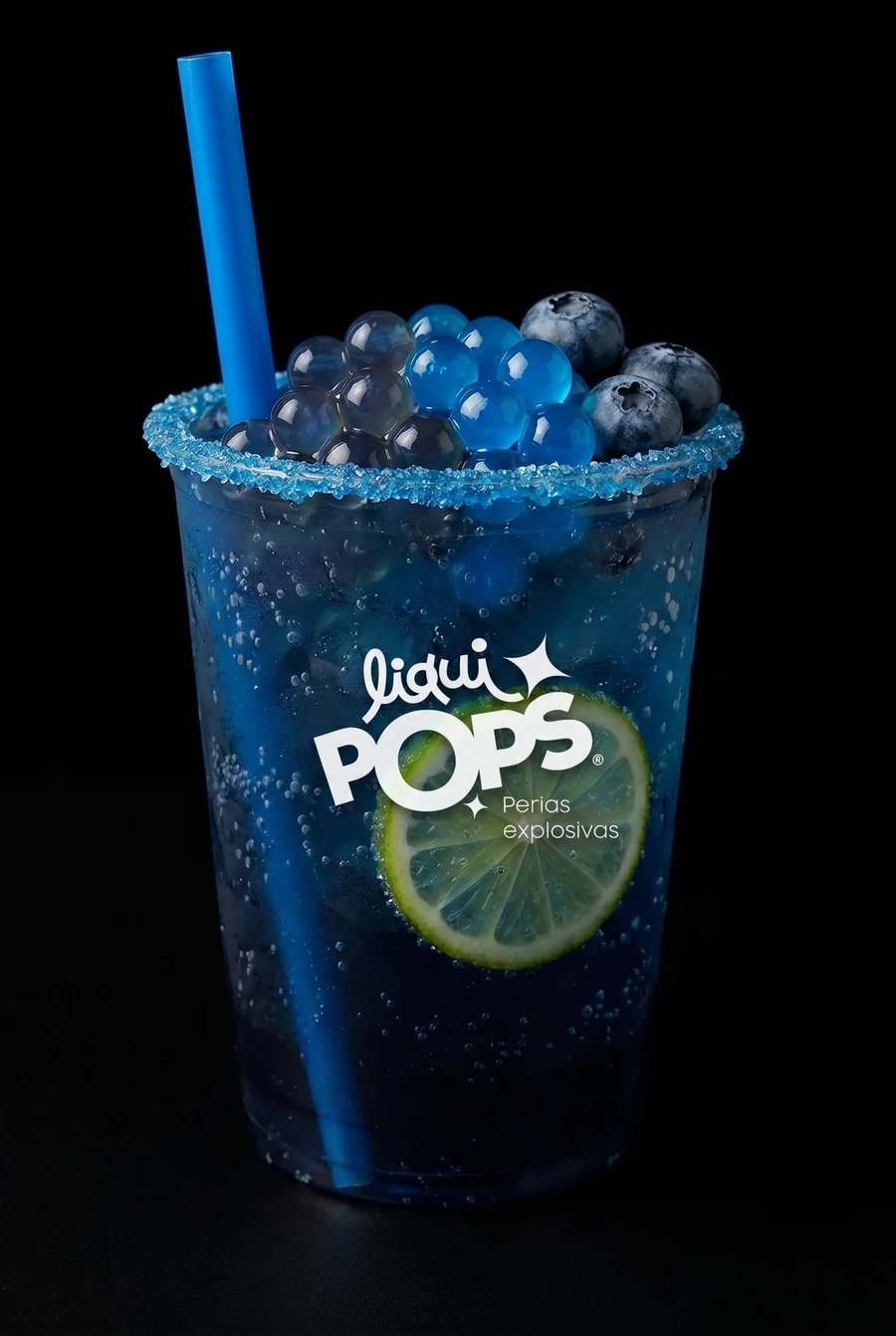 Soda azul de blueberry con perlas explosivas LiquiPops, arándanos y limón en vaso escarchado azul sobre fondo negro