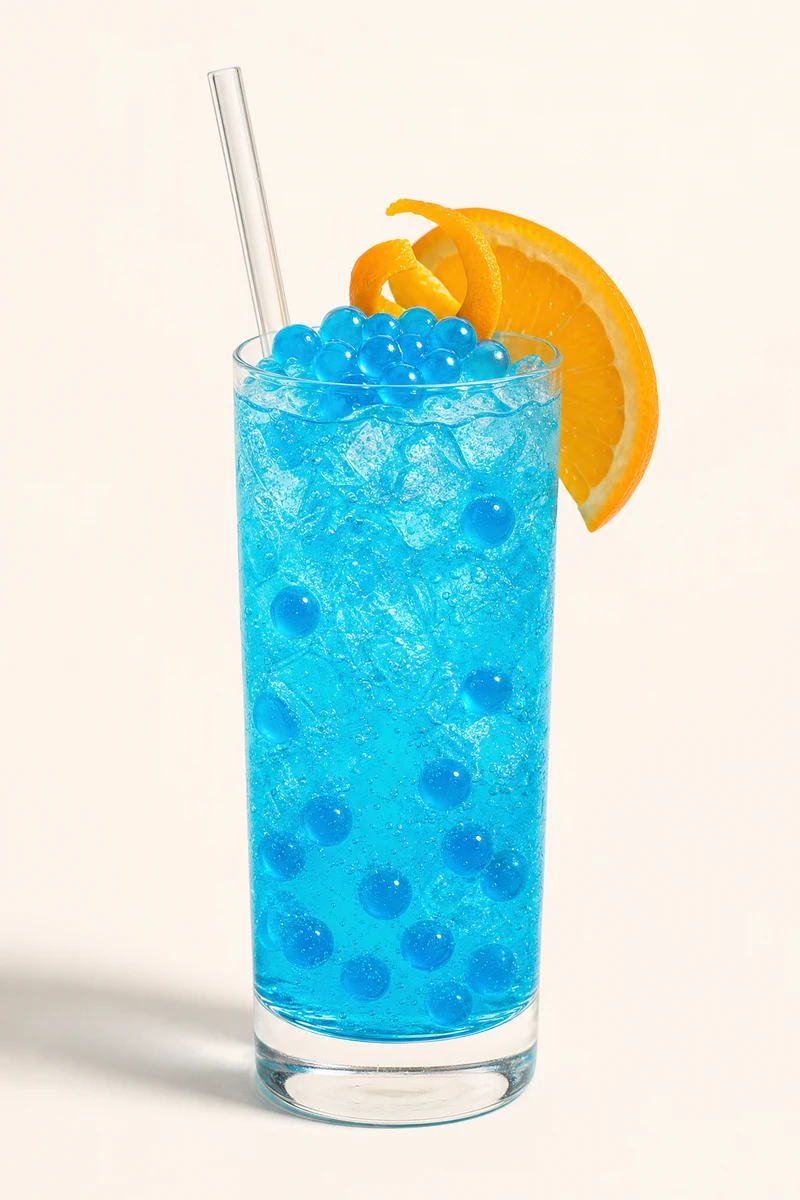 Soda azul de curazao con perlas explosivas LiquiPops y cáscara de naranja en vaso alto con hielo y gas