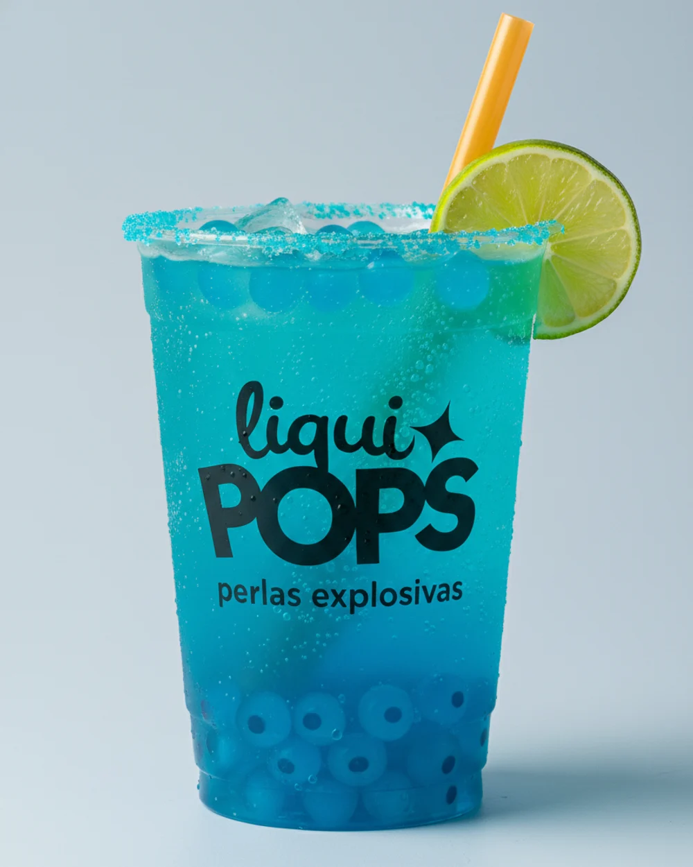 Coctel preparado con sirope Geniality curazao servido con hielo