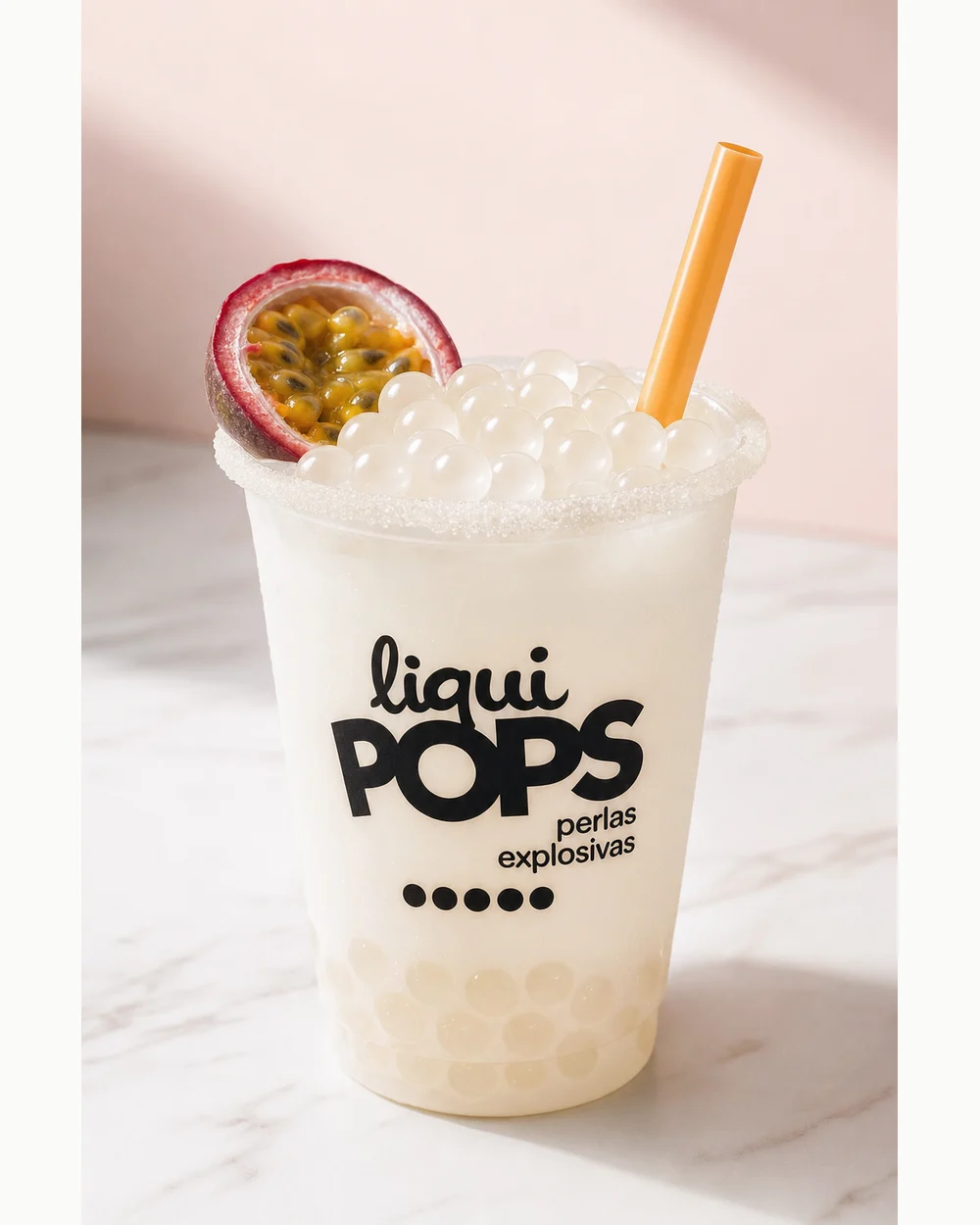 Soda con perlas explosivas LiquiPops Coco preparada en vaso branded