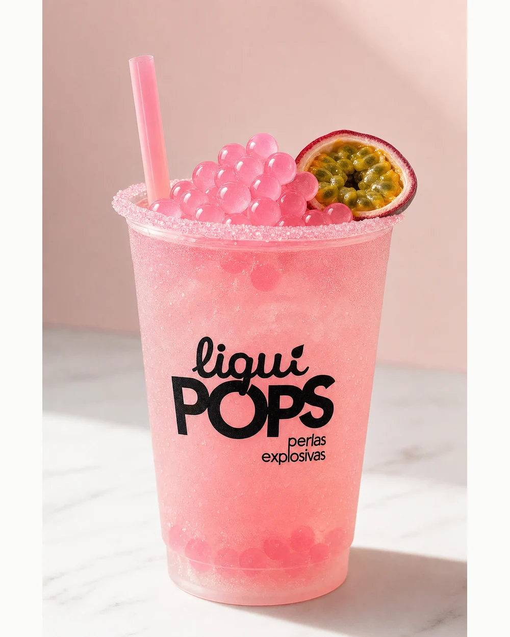 Soda con perlas explosivas LiquiPops Pink Ice preparada en vaso branded