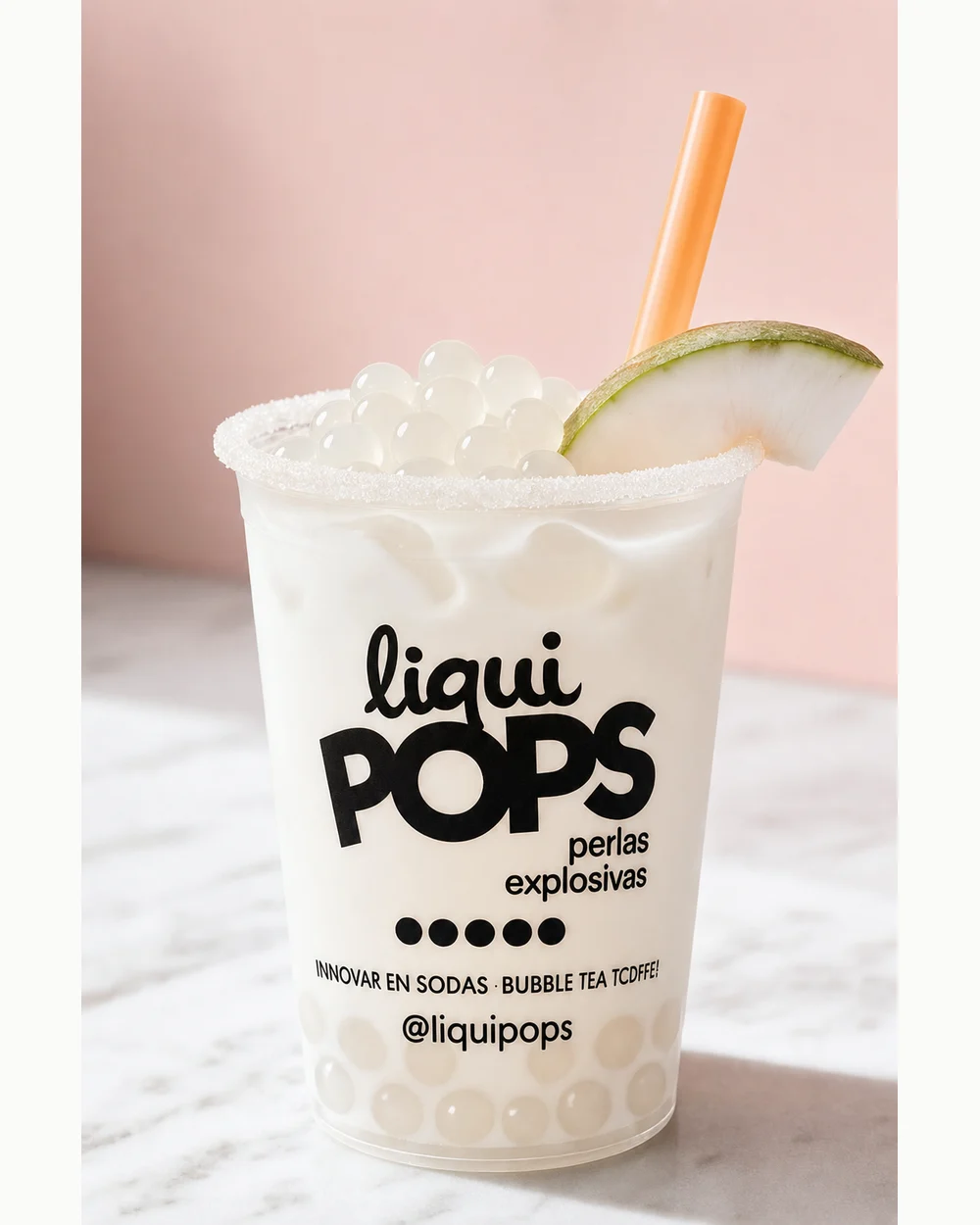 Soda con perlas explosivas LiquiPops Coco preparada en vaso branded