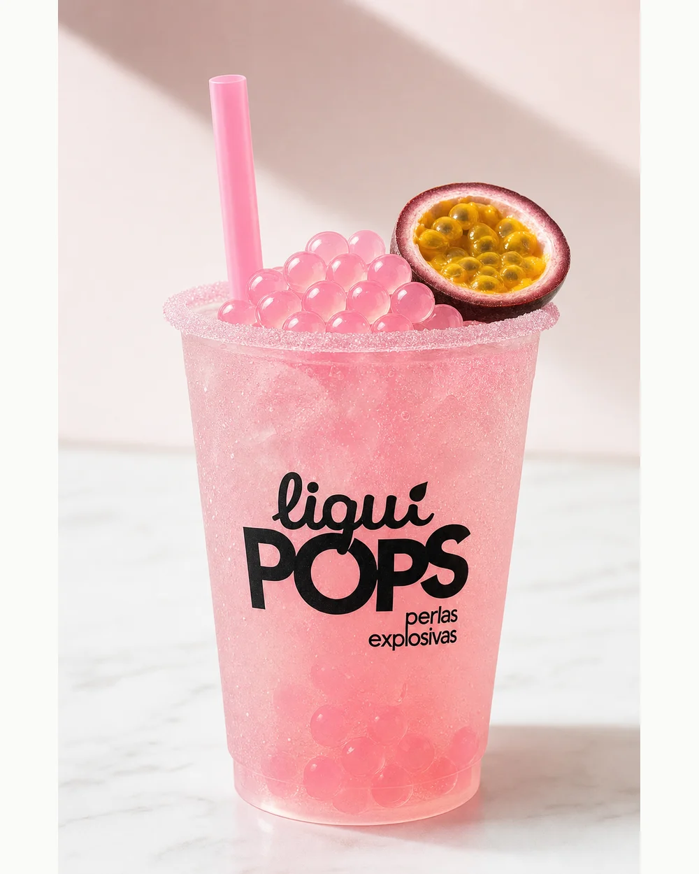 Soda con perlas explosivas LiquiPops Pink Ice preparada en vaso branded
