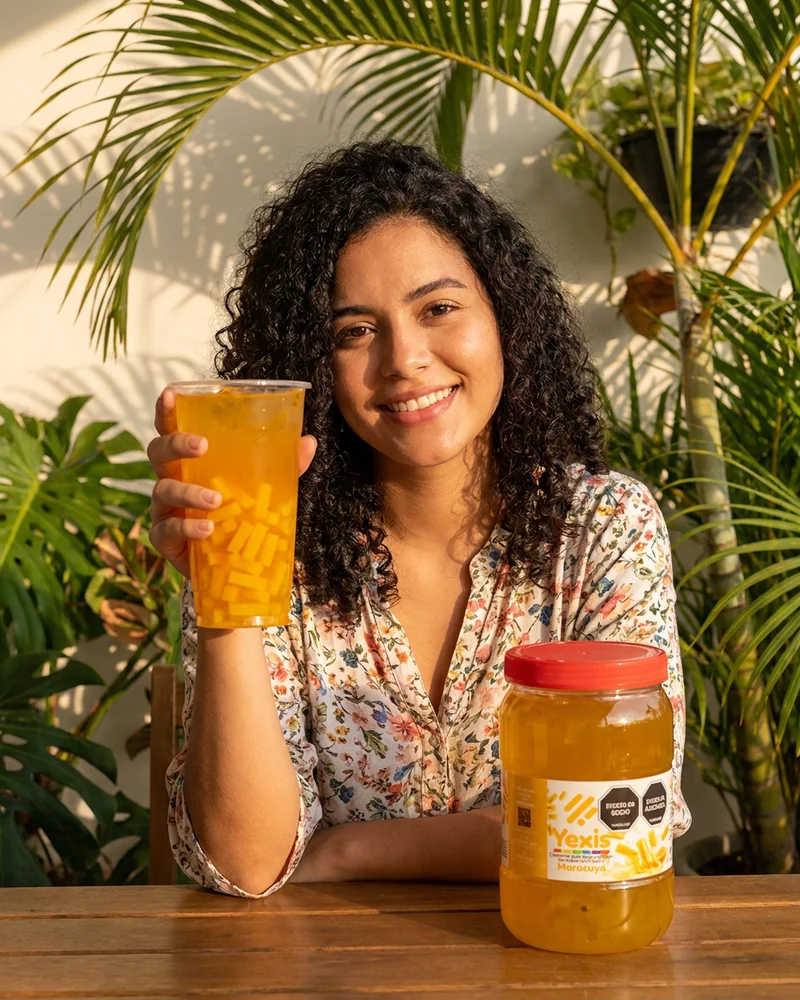 Joven colombiana disfrutando Yexis maracuya — fotografía editorial