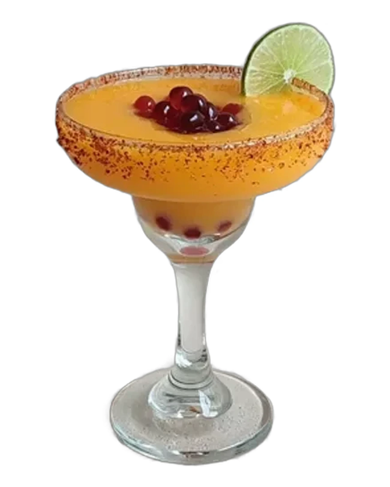 Margarita de mango con escarchado de chile y perlas explosivas LiquiPops, rodaja de limón — fondo blanco