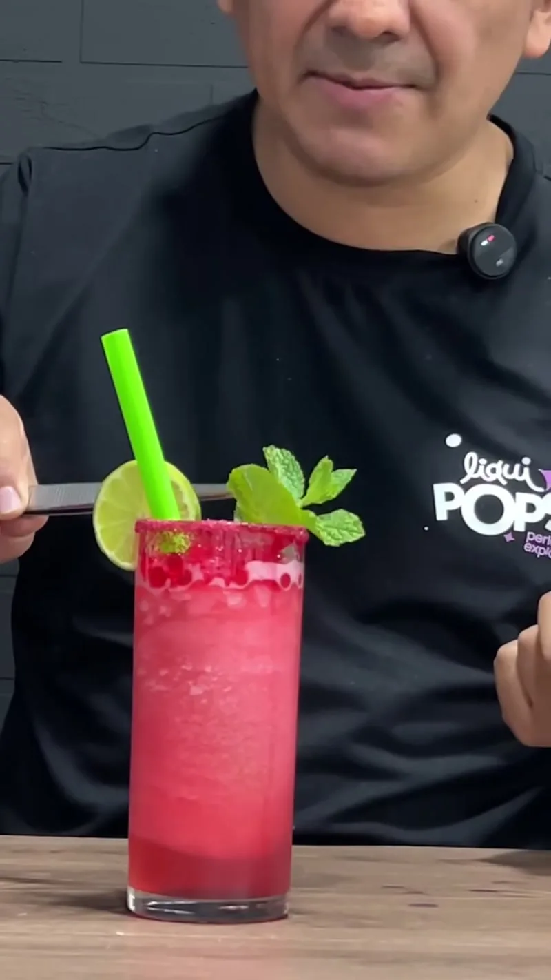 Limonada cerezada frappé con perlas explosivas · fotograma del video de preparación