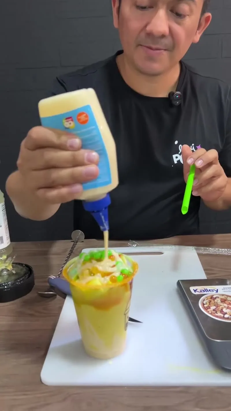 Maracumango con perlas explosivas de maracuyá y mango biche con sal · fotograma del video de preparación