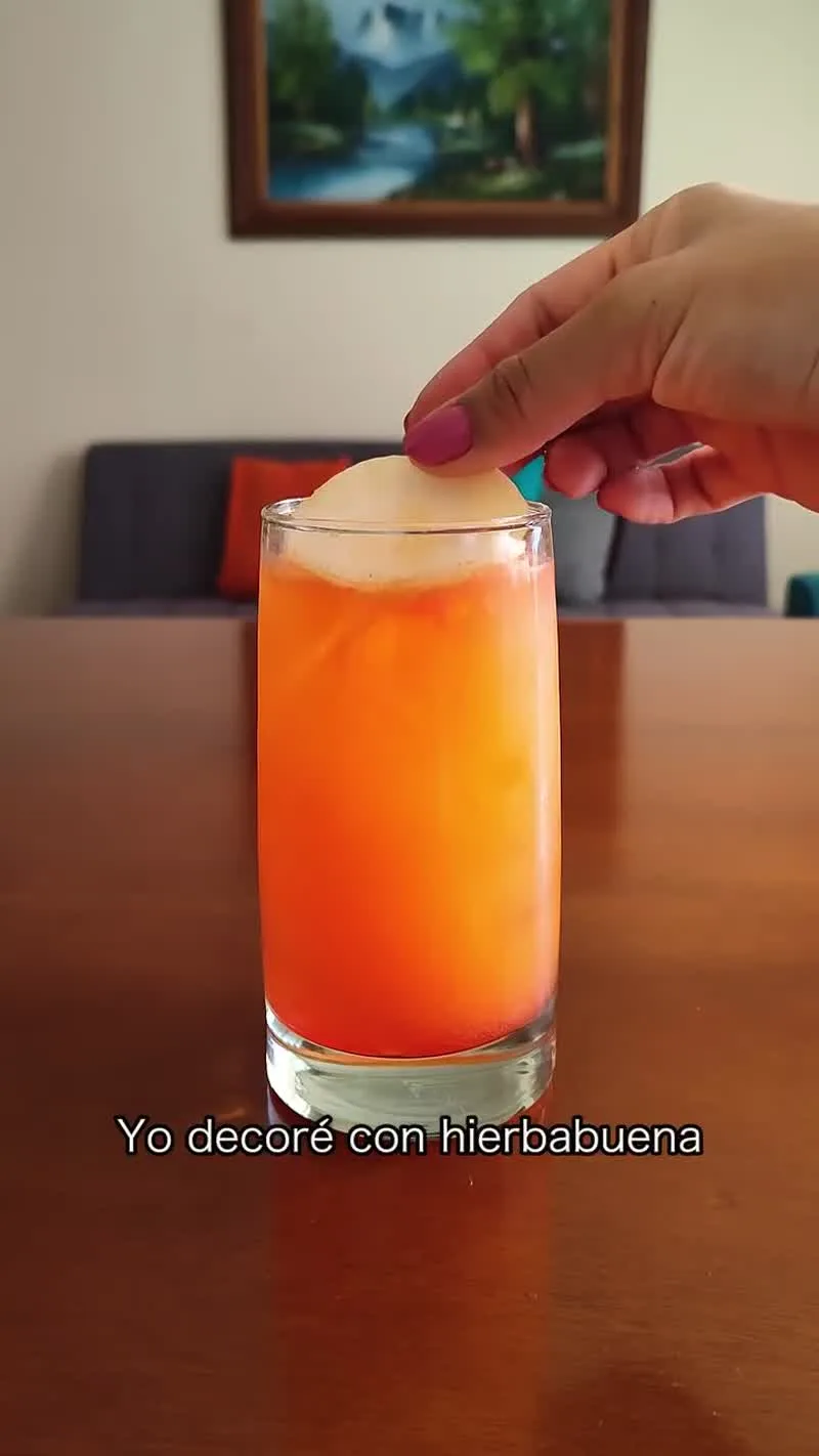 Soda de maracuyá con perlas explosivas y granadina · fotograma del video de preparación