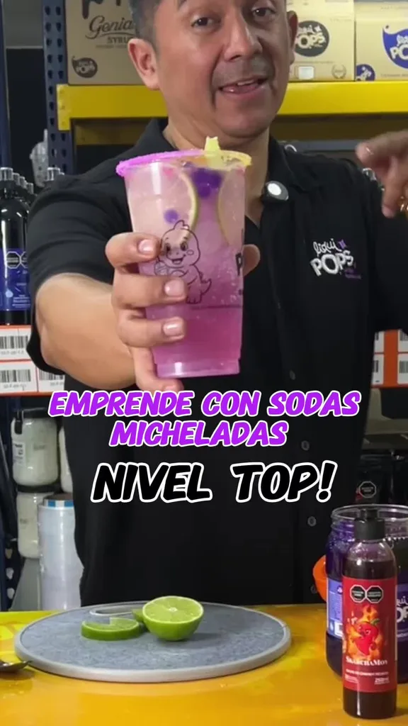 Soda michelada de uva morada con limon y escarchado, servida en vaso LiquiPops con perlas explosivas — emprendimiento de sodas micheladas mostrado en video