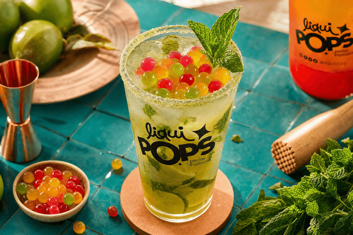 Top-down of a mojito in a tall glass with mint leaves — cócteles con perlas explosivas LiquiPops Colombia