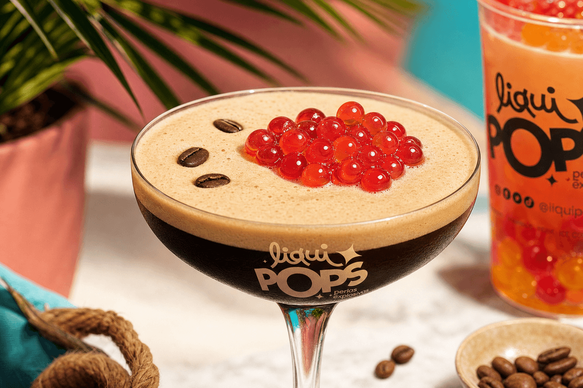 Espresso martini in a coupe glass topped with wine-red Chamoy popping boba pearls (burgund — cócteles con perlas explosivas LiquiPops Colomb