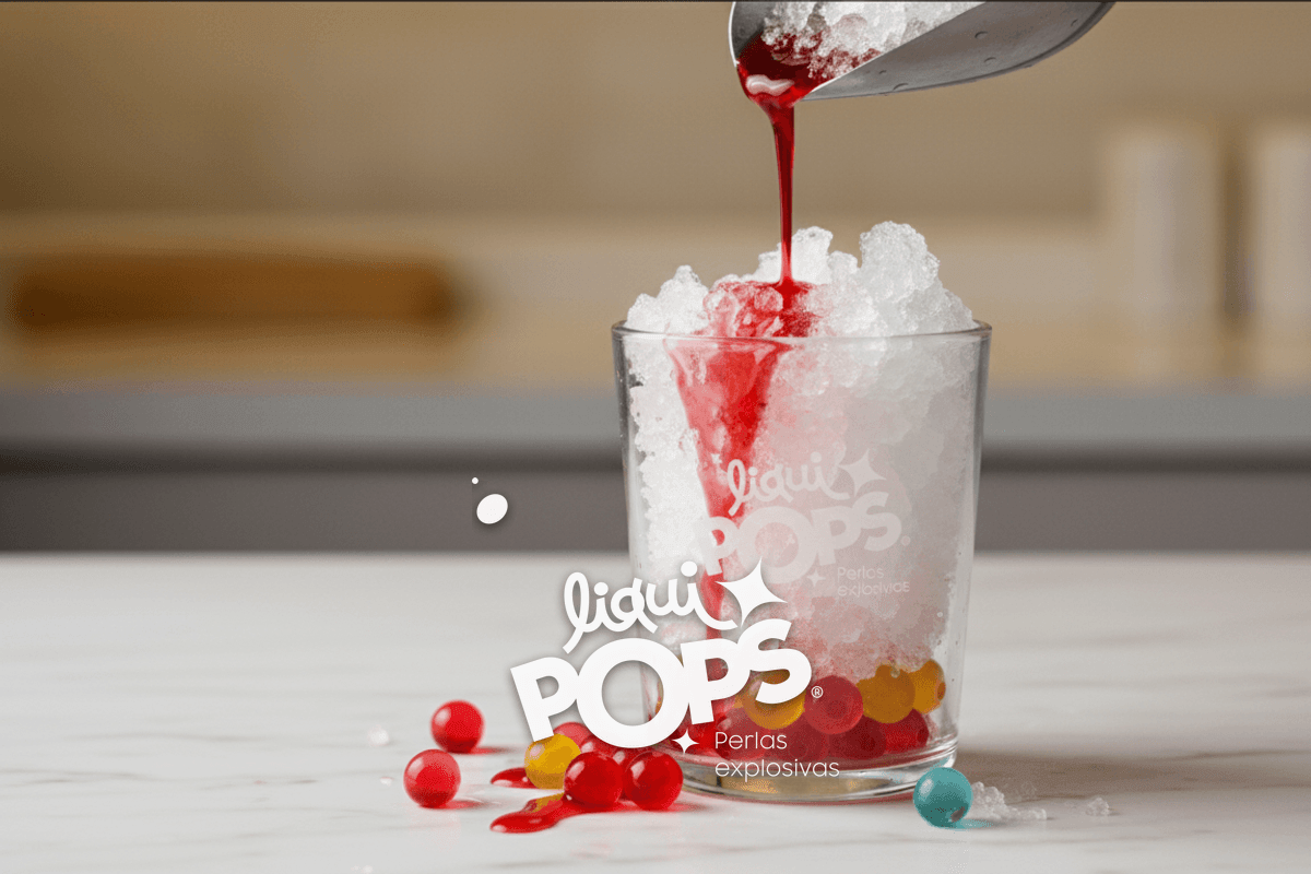Action shot of a metallic ice scoop pouring shaved ice into a clear cup — perlas explosivas granizados LiquiPops Colombia